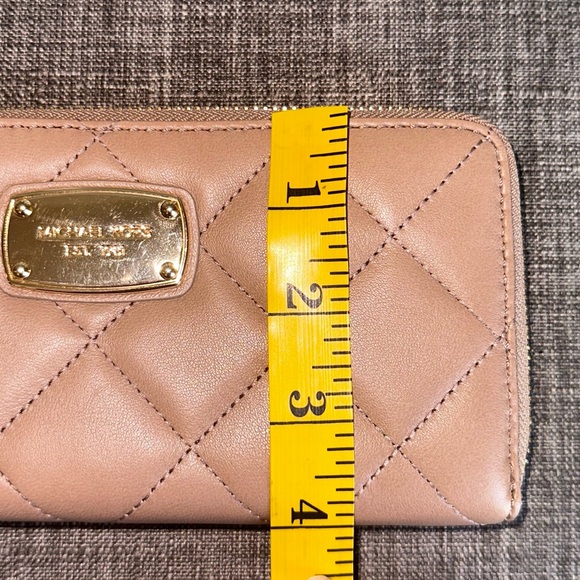 Michael Kors EUC Quilted soft leather full zip wallet tan beige nude - Picture 15 of 17